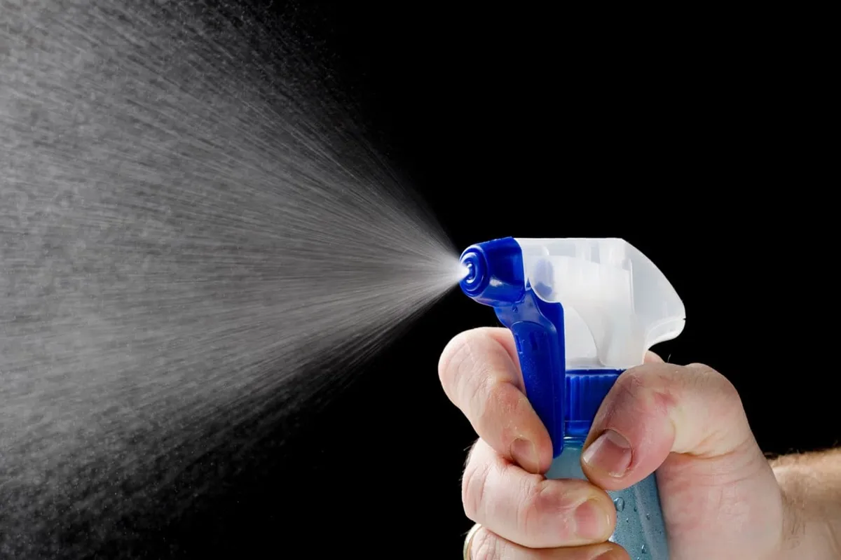 Witte azijn bij de voordeur: een praktische en energierijke keuze